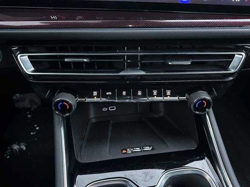 Used 2025 Chevrolet Traverse Z71 image 29