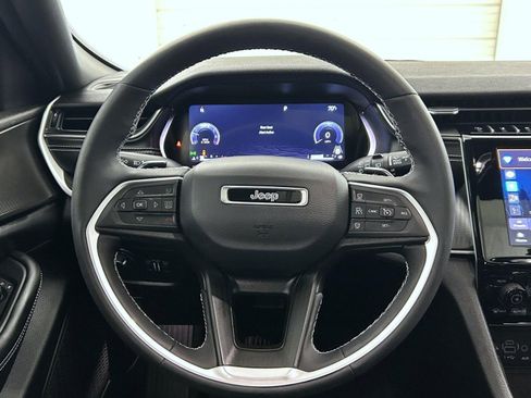 Certified 2023 Jeep Grand Cherokee Altitude image 11