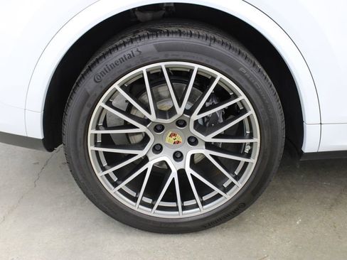 Certified 2023 Porsche Cayenne Platinum Edition image 13