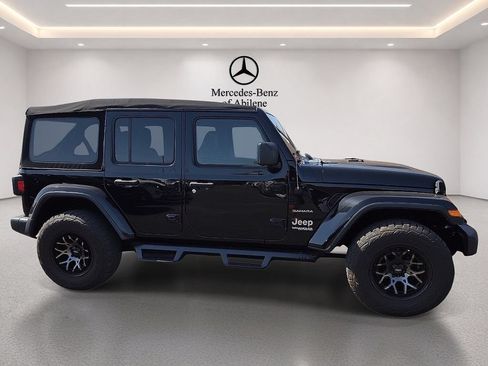 Used 2018 Jeep Wrangler Unlimited Sahara AWD/4WD image 9