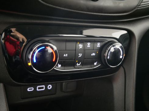Used 2020 Buick Encore GX Preferred w/ Cold Weather Comfort Package FWD image 23