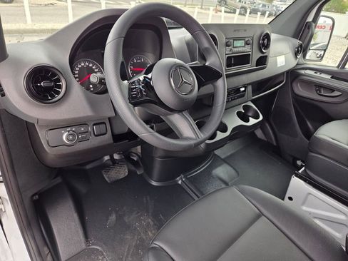 Used 2025 Mercedes-Benz Sprinter 2500 image 6