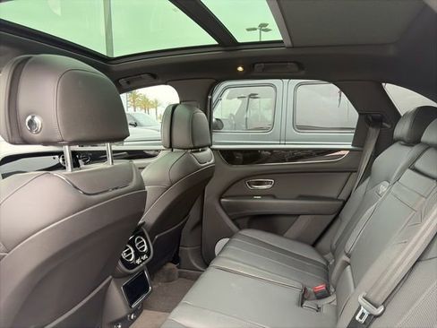 Used 2021 Bentley Bentayga AWD/4WD image 8