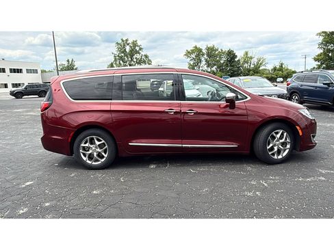 Used 2017 Chrysler Pacifica Limited w/ Advanced Safetytec Group FWD image 10