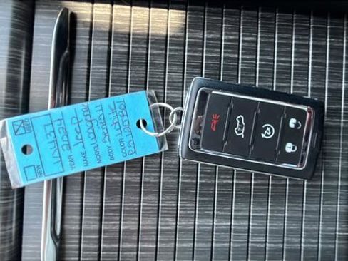 Used 2024 Jeep Wagoneer Series II w/ Flexible Seating Group image 31