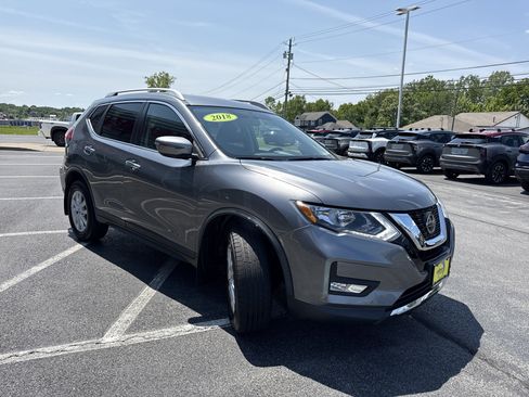 Used 2018 Nissan Rogue SV AWD/4WD image 16