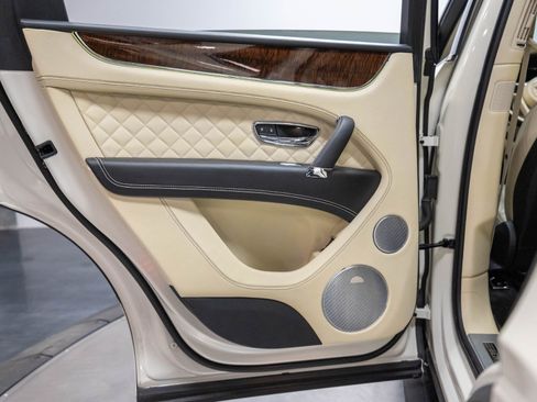 Used 2017 Bentley Bentayga AWD/4WD image 22