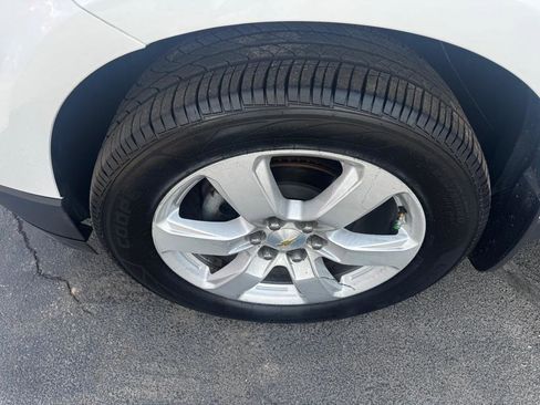 Used 2017 Chevrolet Traverse LT w/ Style and Technology Package image 2