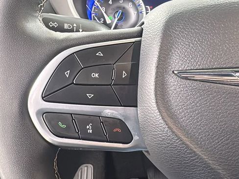 Used 2025 Chrysler Pacifica Select image 24