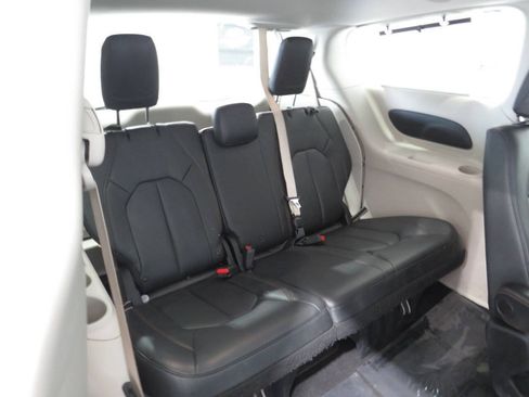 Used 2017 Chrysler Pacifica Touring-L FWD image 12