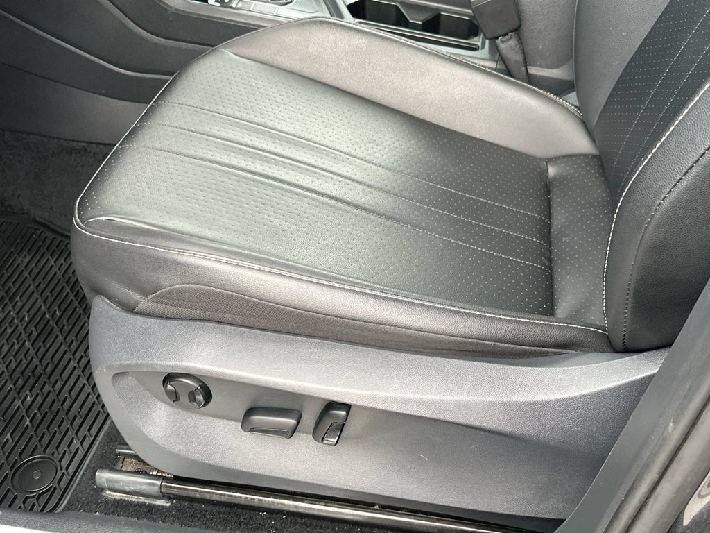 Used 2022 Volkswagen Tiguan SE R-Line FWD image 9