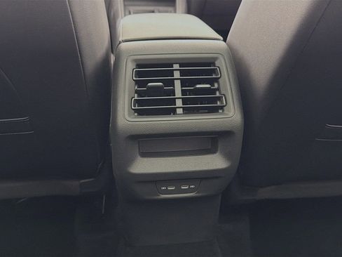 Used 2025 Volkswagen Tiguan SE image 27