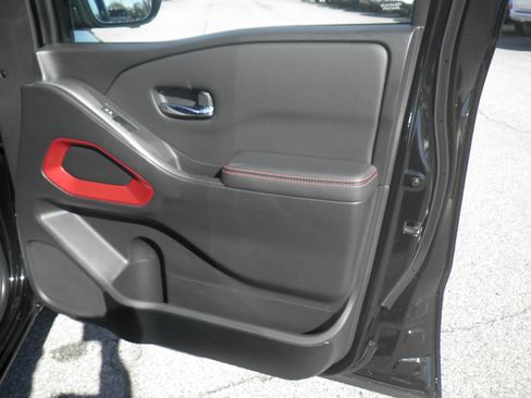 Used 2022 Nissan Frontier PRO-4X image 25