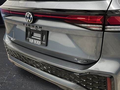 Used 2025 Volkswagen Tiguan SE R-Line AWD/4WD image 36