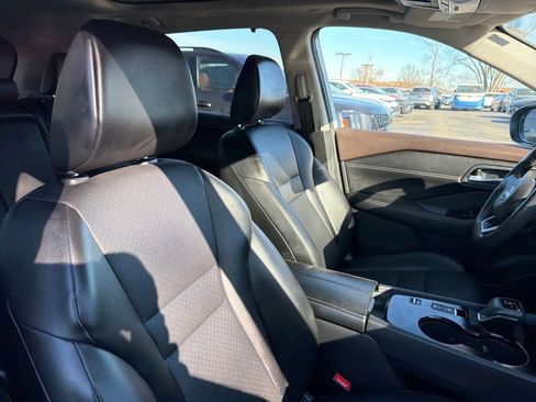 Used 2023 Nissan Rogue SV w/ SV Premium B Package image 41