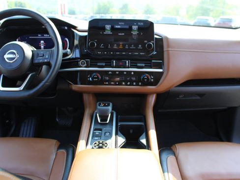Used 2024 Nissan Pathfinder Platinum AWD/4WD image 7