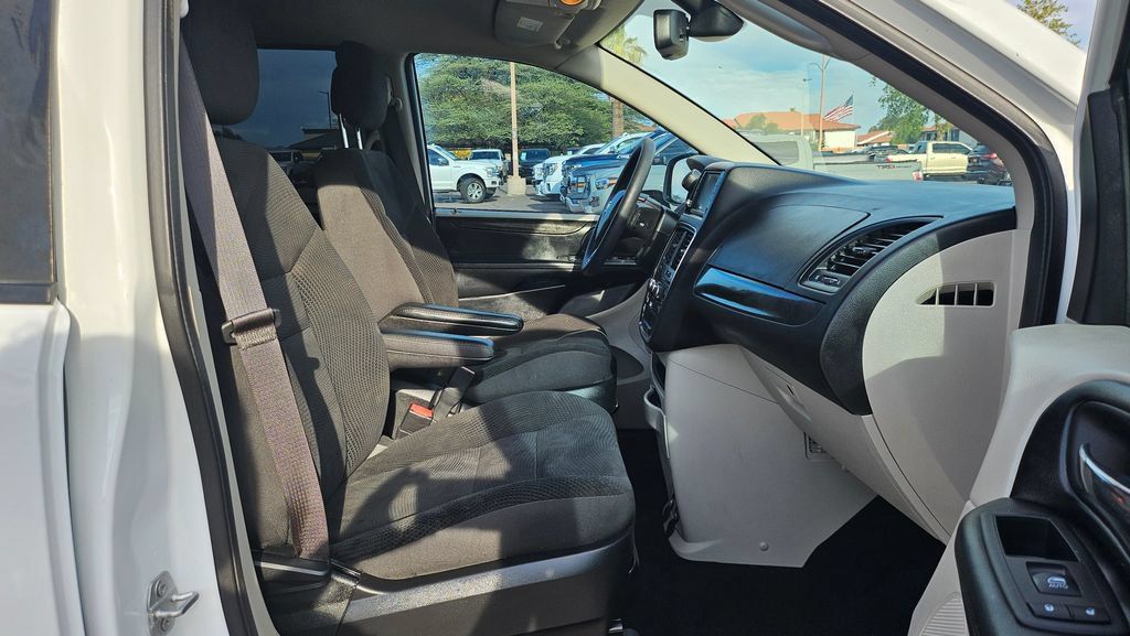 Used 2019 Dodge Grand Caravan SE FWD image 18