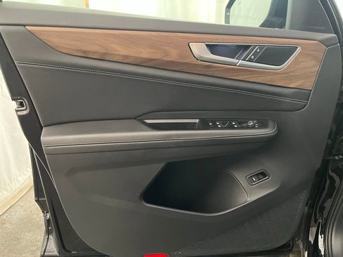 Certified 2025 Volkswagen Atlas SE w/ Panoramic Sunroof Package image 9