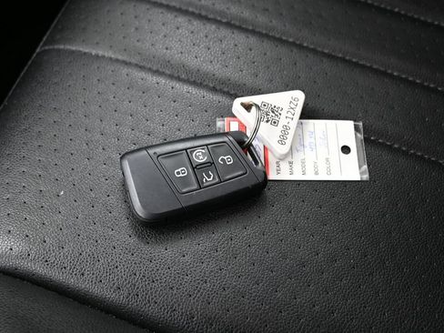 Used 2022 Volkswagen Tiguan SE FWD image 32