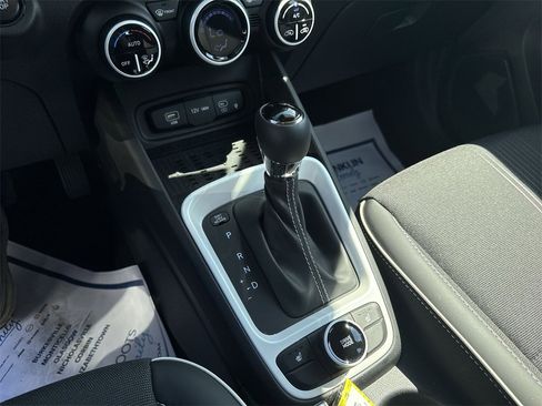 Used 2025 Hyundai Venue Limited image 26