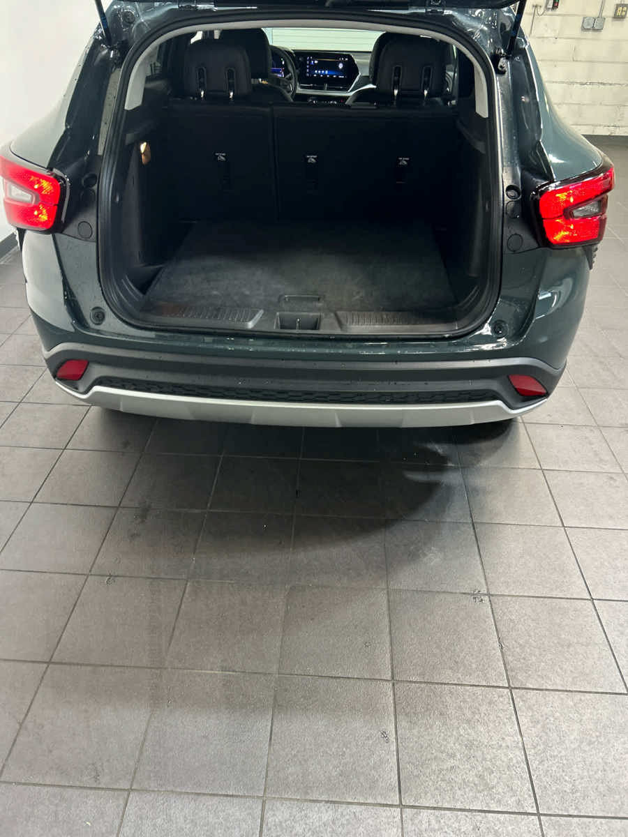 Used 2025 Chevrolet Trax LT FWD image 10