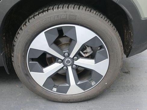 Used 2025 Volvo XC40 B5 Plus image 10