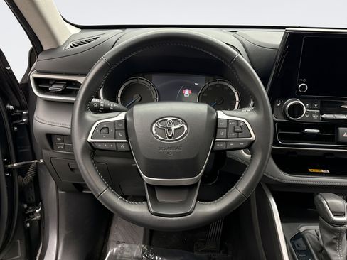Used 2024 Toyota Highlander XLE image 12