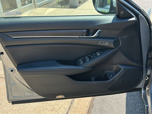Used 2018 Honda Accord Touring image 15