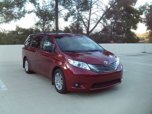 Used 2017 Toyota Sienna XLE w/ XLE Navigation Package FWD image 29