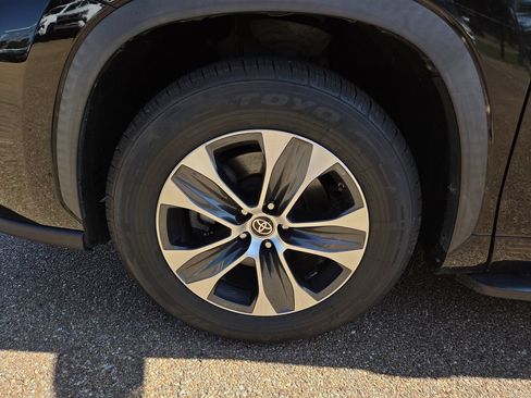 Used 2022 Toyota Highlander XLE FWD image 31