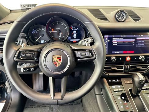 Certified 2025 Porsche Macan image 12
