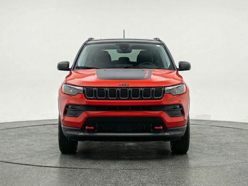 Used 2025 Jeep Compass Trailhawk image 2