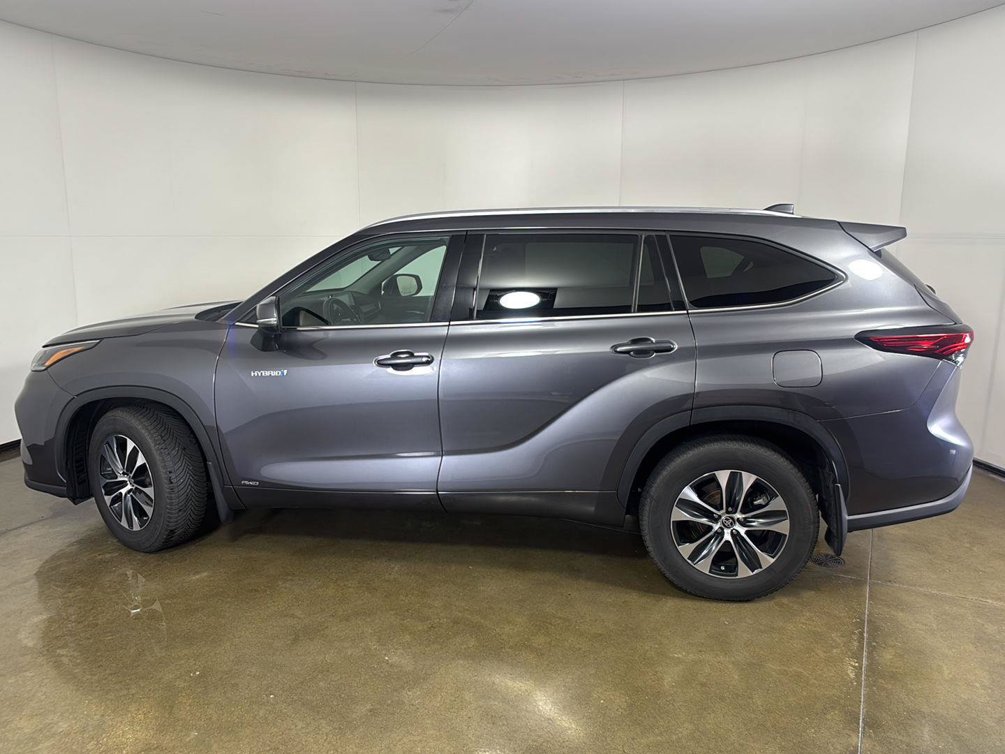 Used 2021 Toyota Highlander XLE AWD/4WD image 14