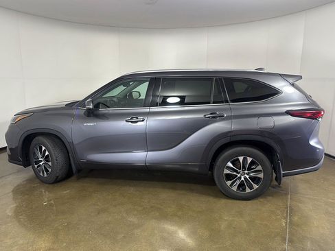 Used 2021 Toyota Highlander XLE AWD/4WD image 14