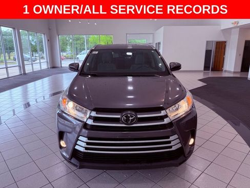 Used 2019 Toyota Highlander XLE FWD image 2