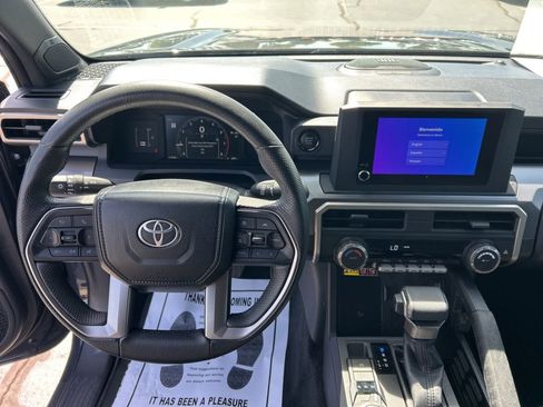 Used 2024 Toyota Tacoma SR5 w/ SR5 Upgrade Package AWD/4WD image 5