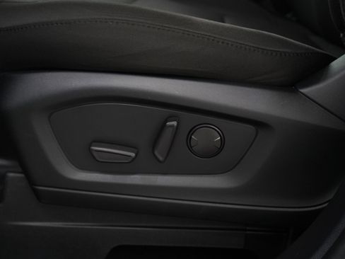 Used 2022 Ford Explorer XLT image 32