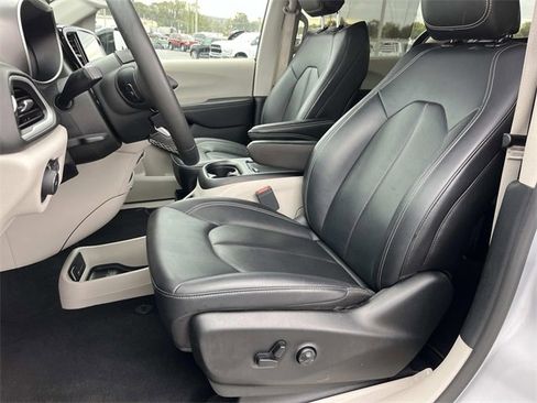 Used 2024 Chrysler Pacifica Touring-L image 34