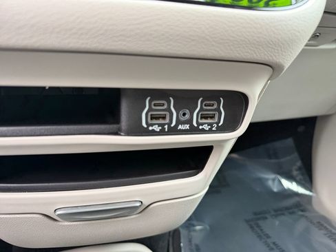 Used 2024 Chrysler Pacifica Touring-L FWD image 27