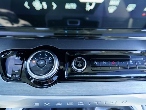 Used 2026 Ford Expedition Platinum image 38