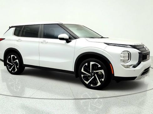 Used 2023 Mitsubishi Outlander SE FWD image 3