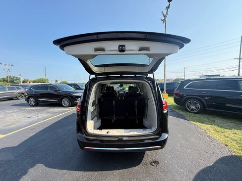 Used 2024 Chrysler Pacifica Touring-L FWD image 5