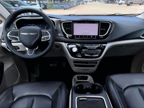 Used 2023 Chrysler Pacifica Touring-L FWD image 13
