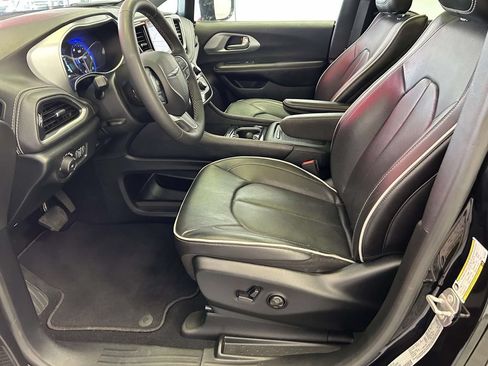 Used 2026 Chrysler Pacifica Limited FWD image 16