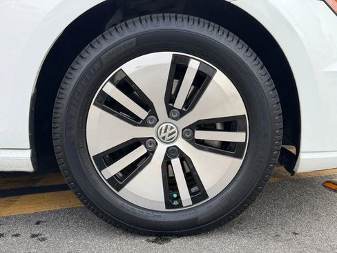 Used 2016 Volkswagen e-Golf SE w/ DC Fast Charging Package image 9