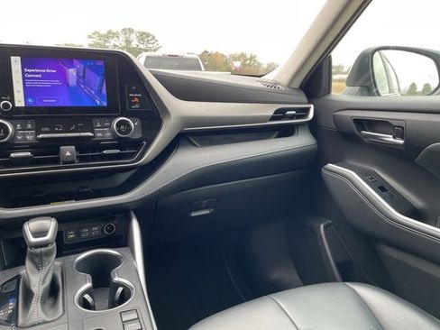 Used 2023 Toyota Highlander L image 27