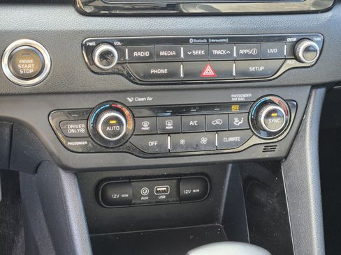 Certified 2017 Kia Niro EX image 20