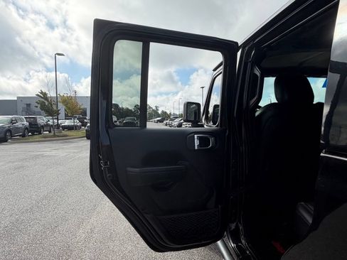 Used 2021 Jeep Gladiator Rubicon w/ Safety Group AWD/4WD image 18