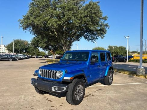 Used 2025 Jeep Wrangler Unlimited Sahara AWD/4WD image 3