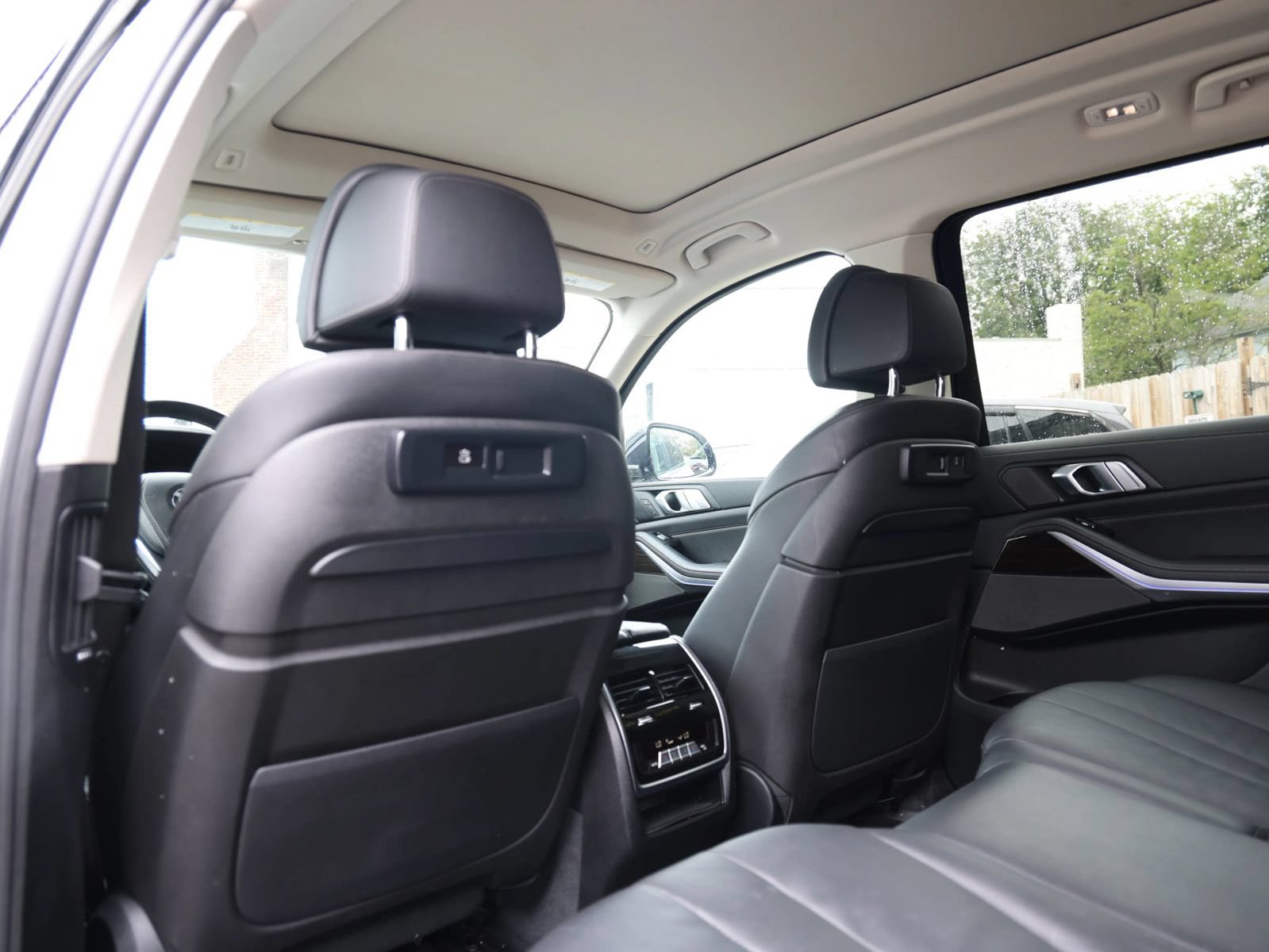 Used 2020 BMW X7 xDrive40i w/ Parking Assistance Package AWD/4WD image 17